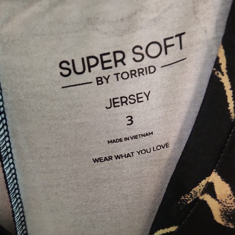 Torrid Black and Gold Floral Tunic Relaxed Fit - Picture 2 of 4